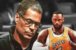 爱游戏APP-球队内部矛盾曝光，球星之间关系紧张