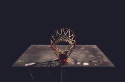 爱游戏大厅-跨界传奇，当加拿大冰球绝杀皇马，基耶萨在NBA季后赛接管比赛