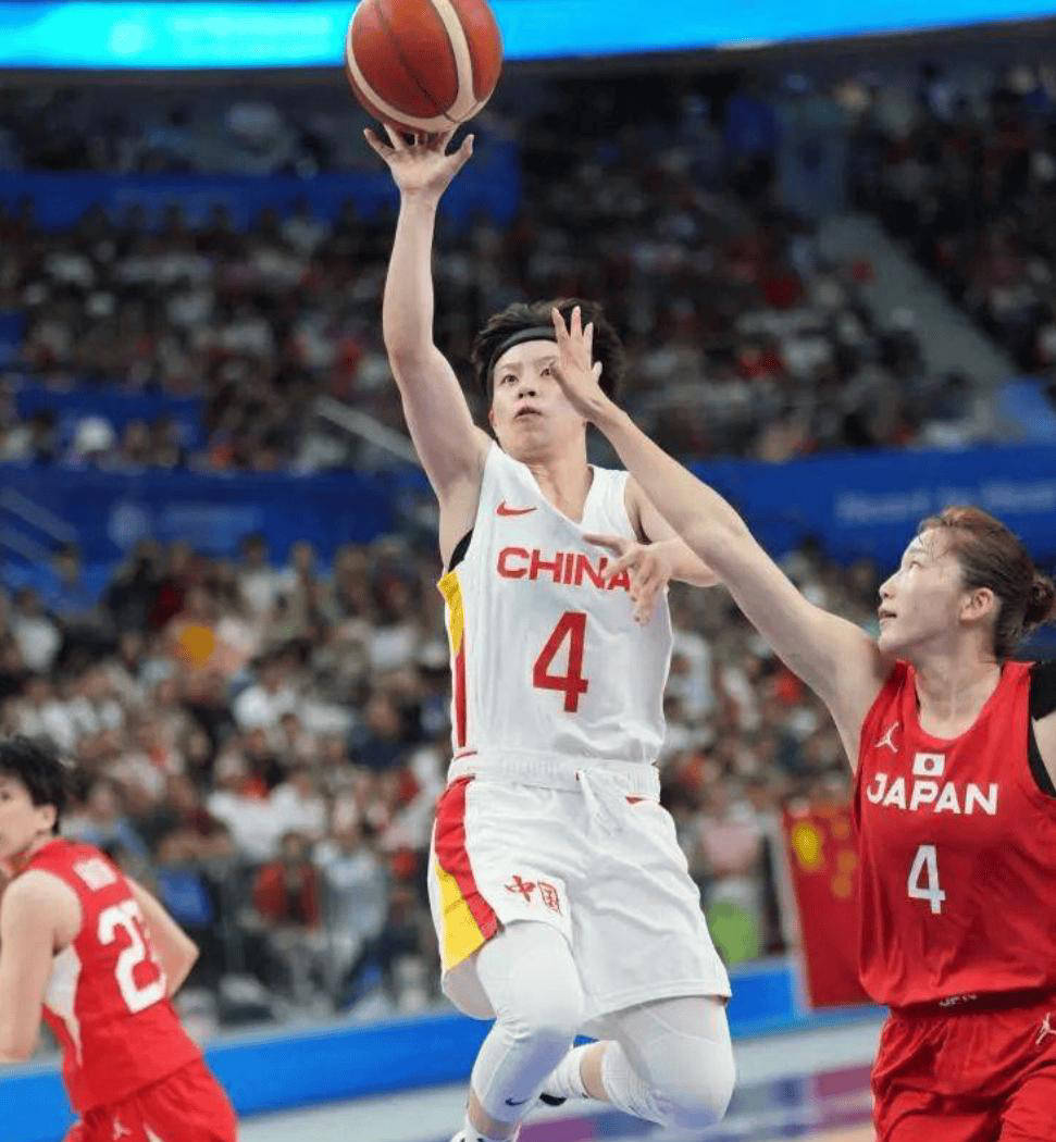 国家队后卫积极进攻,展现实力赢得掌声 国家队后卫积极进攻,展现实力赢得掌声