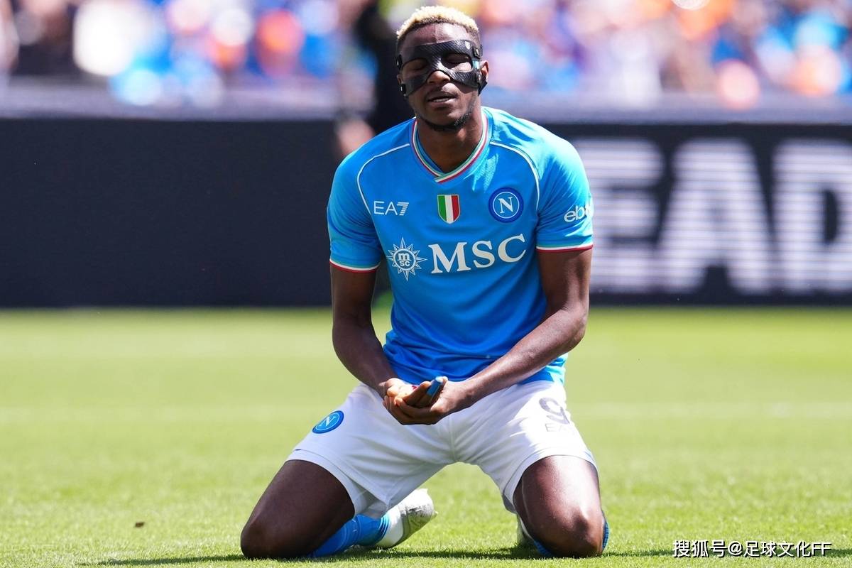 关于那不勒斯前锋赛后媒体欣赏，球迷送上掌声的信息