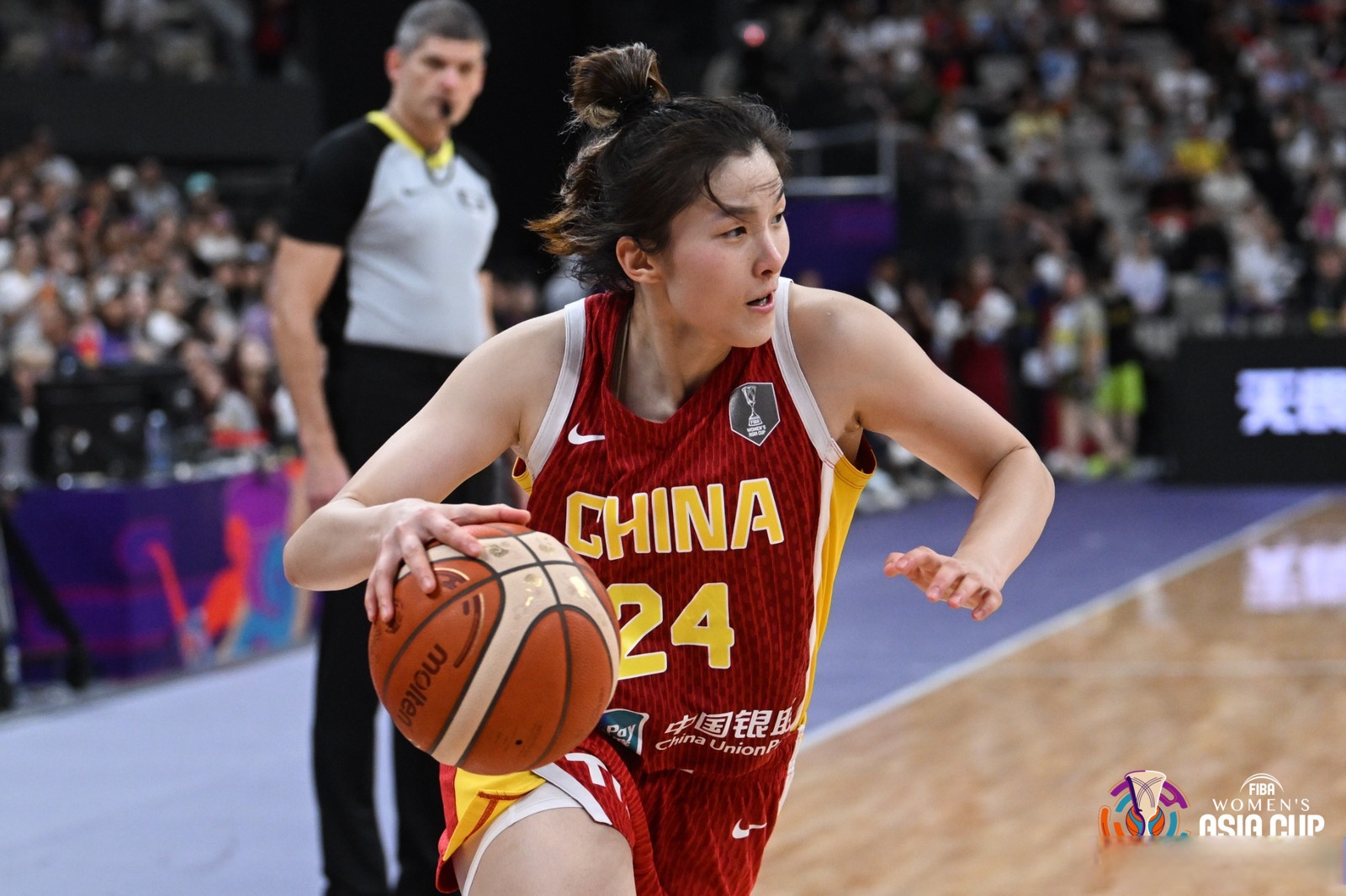 职业篮球联赛女球员崭露头角