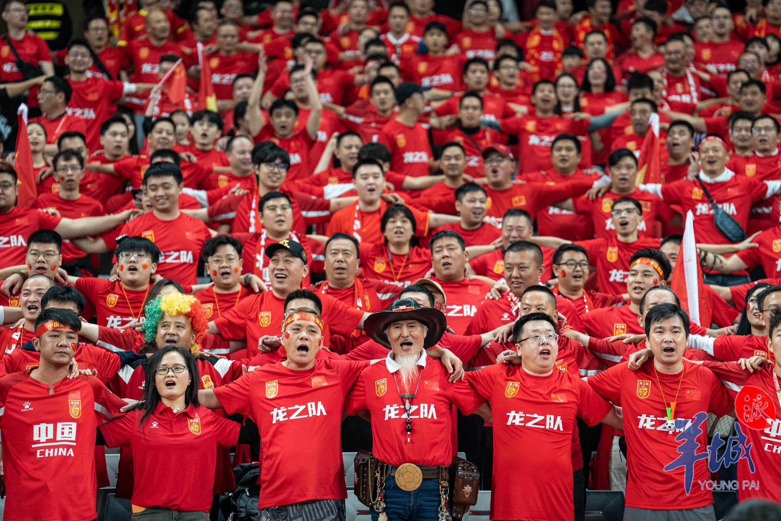 中超现场精彩瞬间，球迷狂欢喜悦的简单介绍