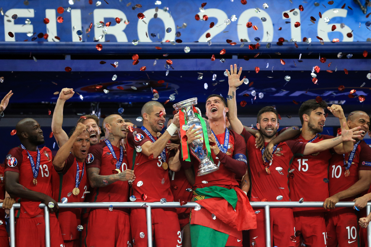 荷兰选手连续攻破对手球门，助球队夺得胜利