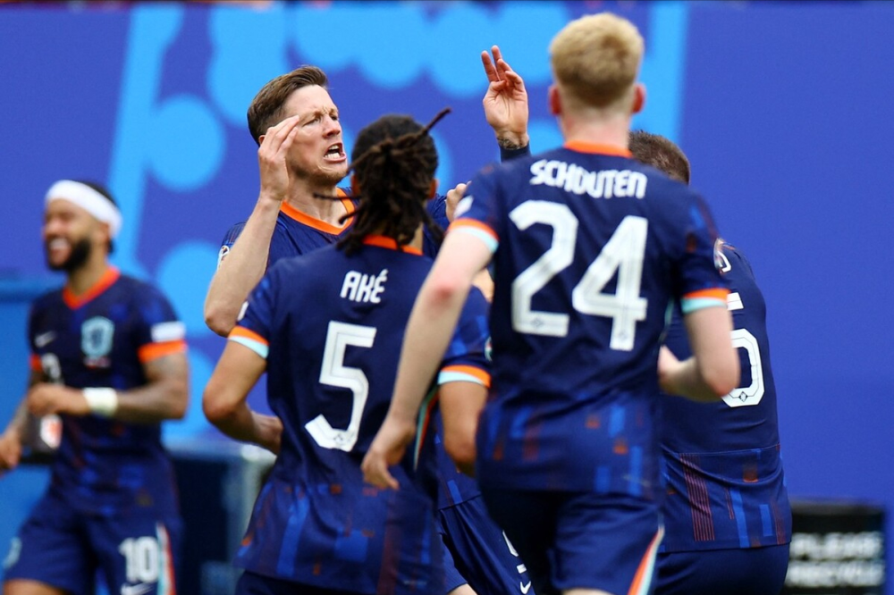 荷兰选手连续攻破对手球门，助球队夺得胜利