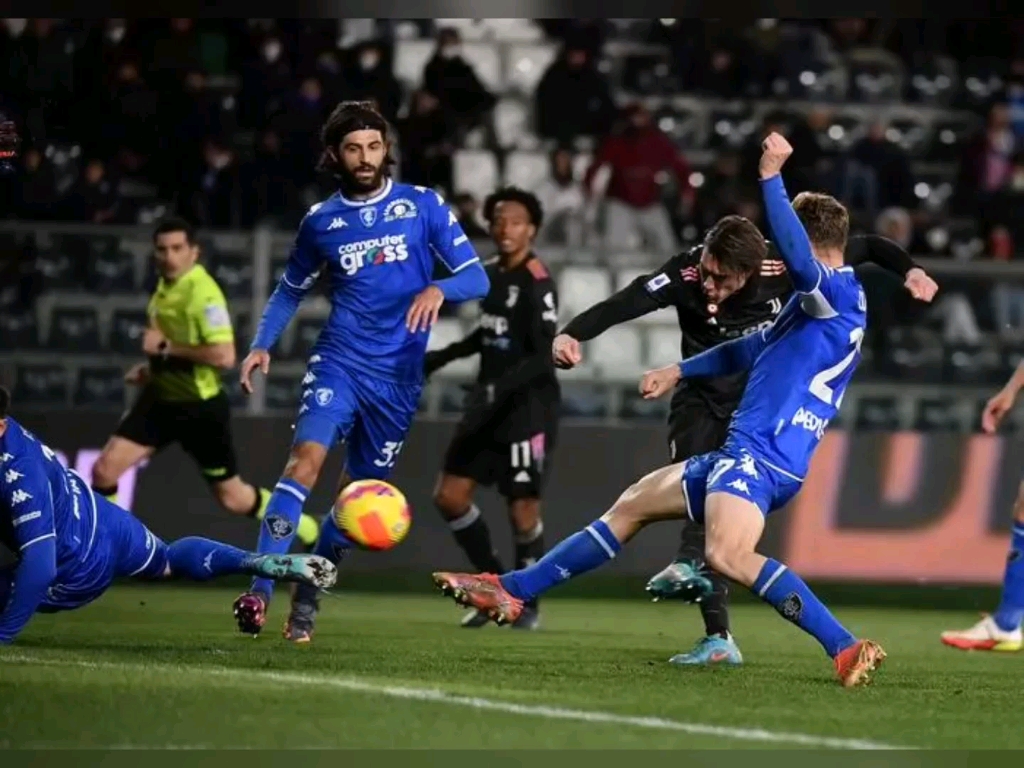 激烈的足球比赛展现出球员团队合作力