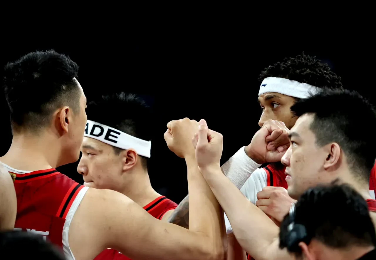 赛场战绩持续攀升,球员团队默契无比 赛场战绩持续攀升,球员团队默契无比