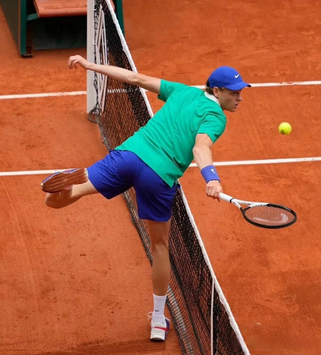 包含世界网球队逆转澳大利亚网球队，费德勒完成帽子戏法的词条